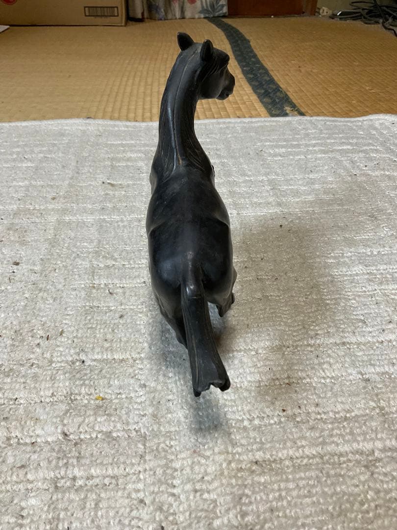 馬の銅像。幅、15センチ程の物。【置物として如何でしょう？】