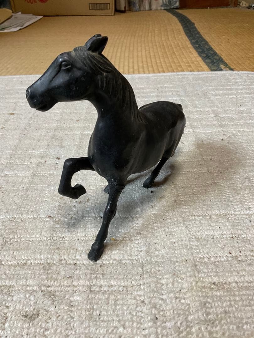 馬の銅像。幅、15センチ程の物。【置物として如何でしょう？】