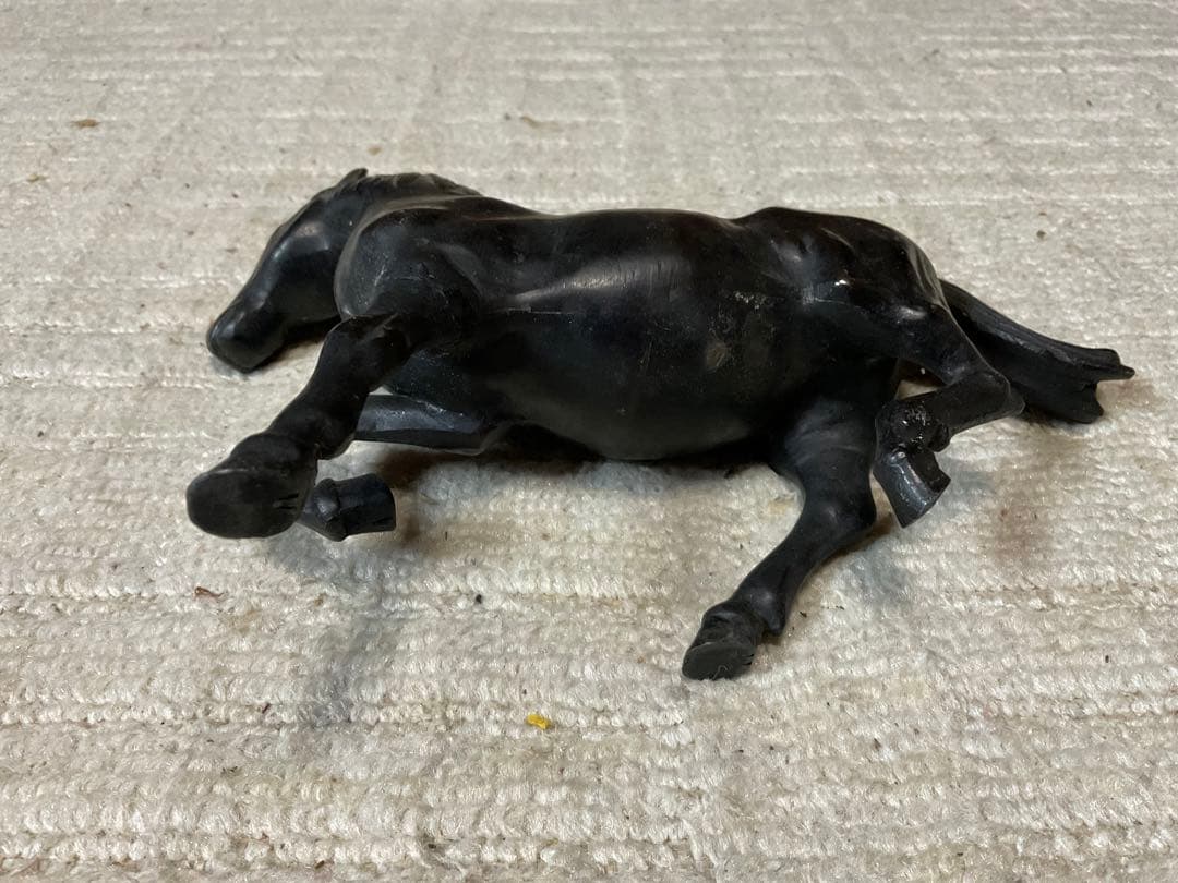 馬の銅像。幅、15センチ程の物。【置物として如何でしょう？】