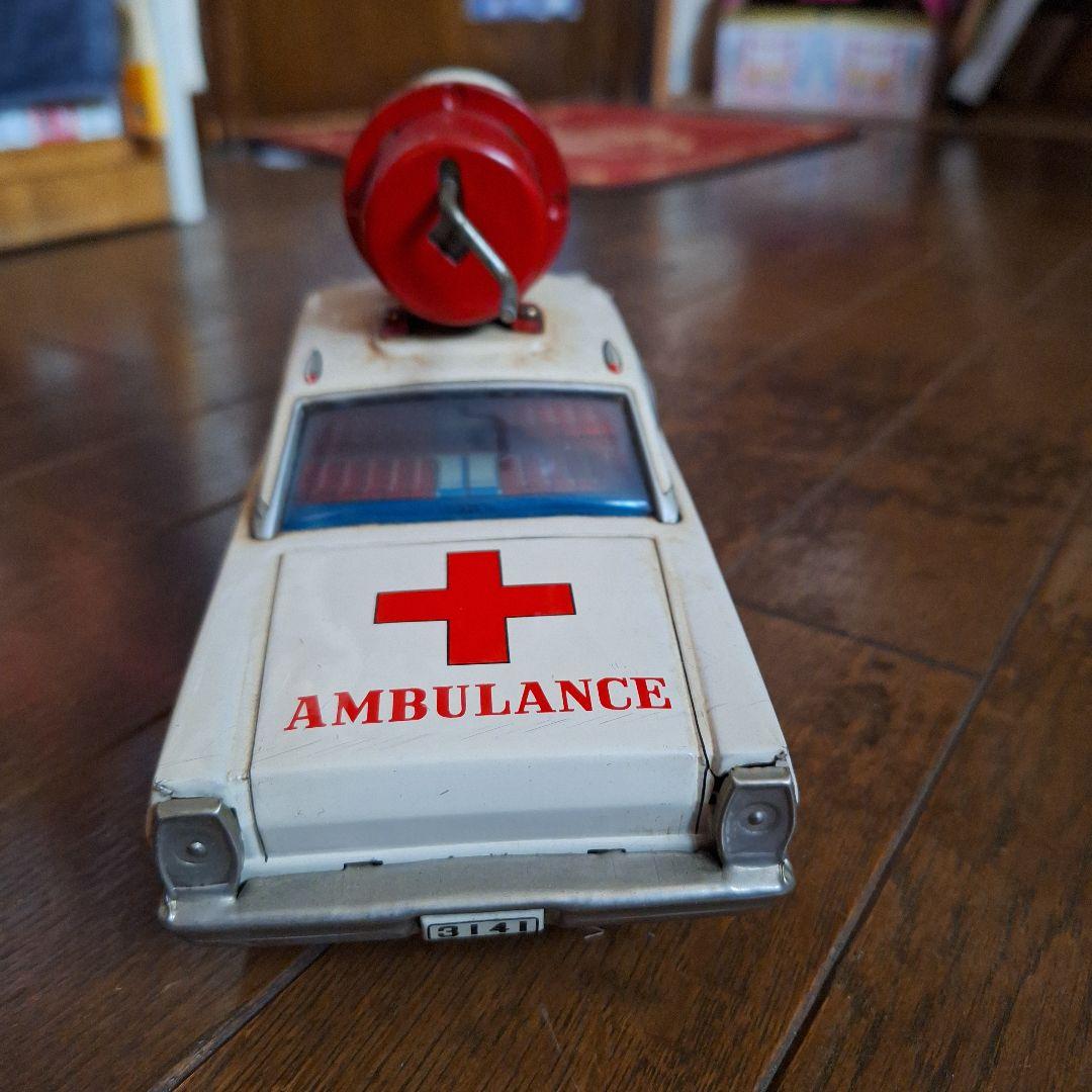 ブリキ　AMBULANCE CAR　フォード　　　　　日本製
