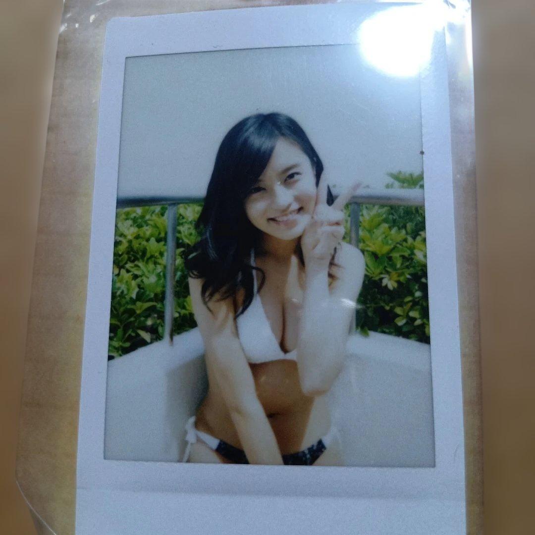 小島瑠璃子 チェキ ビキニ ピースサイン ポラロイド写真