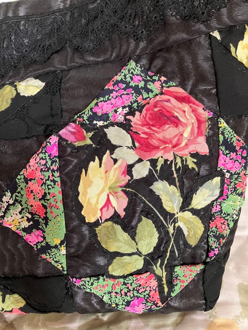 黒モアレ生地と薔薇柄仕様　パッチワークキルトバッグ