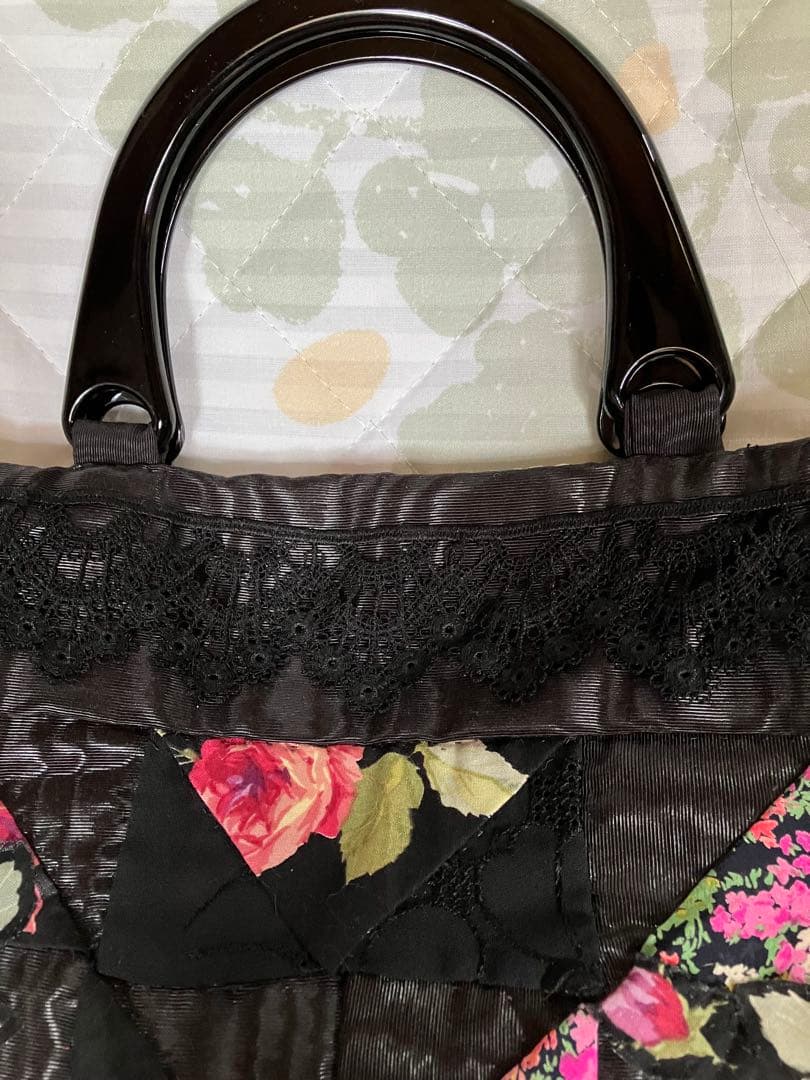 黒モアレ生地と薔薇柄仕様　パッチワークキルトバッグ