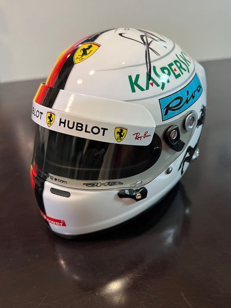 （一点物）F1 Ferrari セバスチャンベッテル 直筆サイン入り1/2