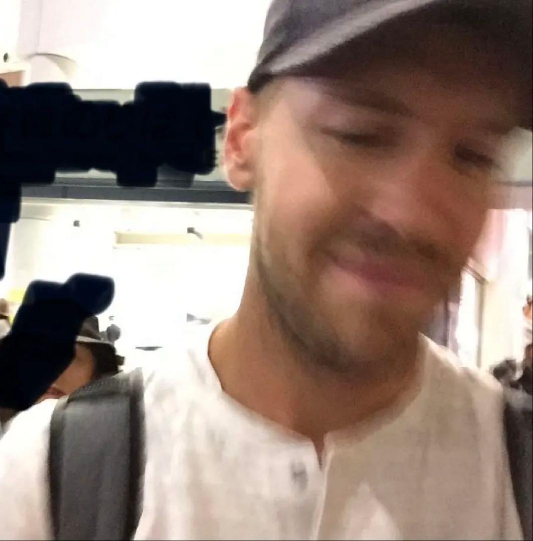 （一点物）F1 Ferrari セバスチャンベッテル 直筆サイン入り1/2