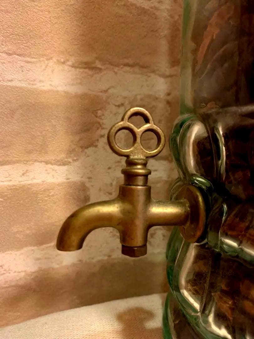 【ガラス雑貨】蛇口付き唐辛子入り瓶置物