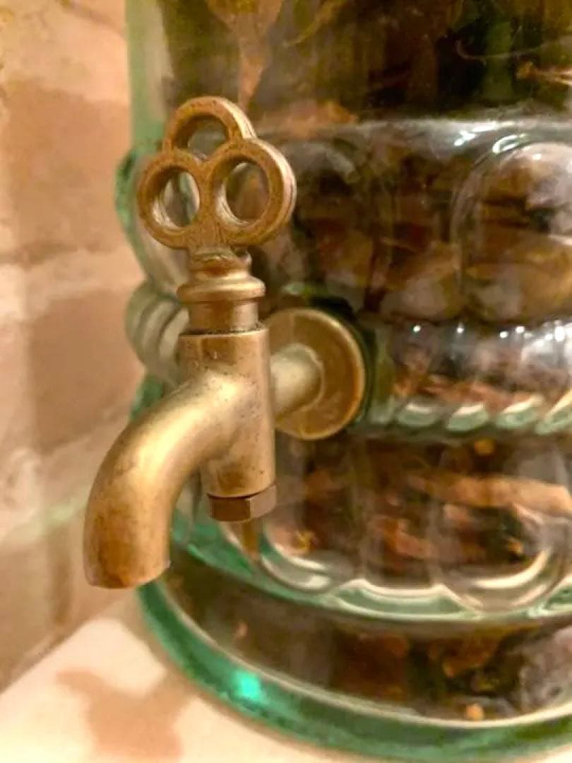 【ガラス雑貨】蛇口付き唐辛子入り瓶置物