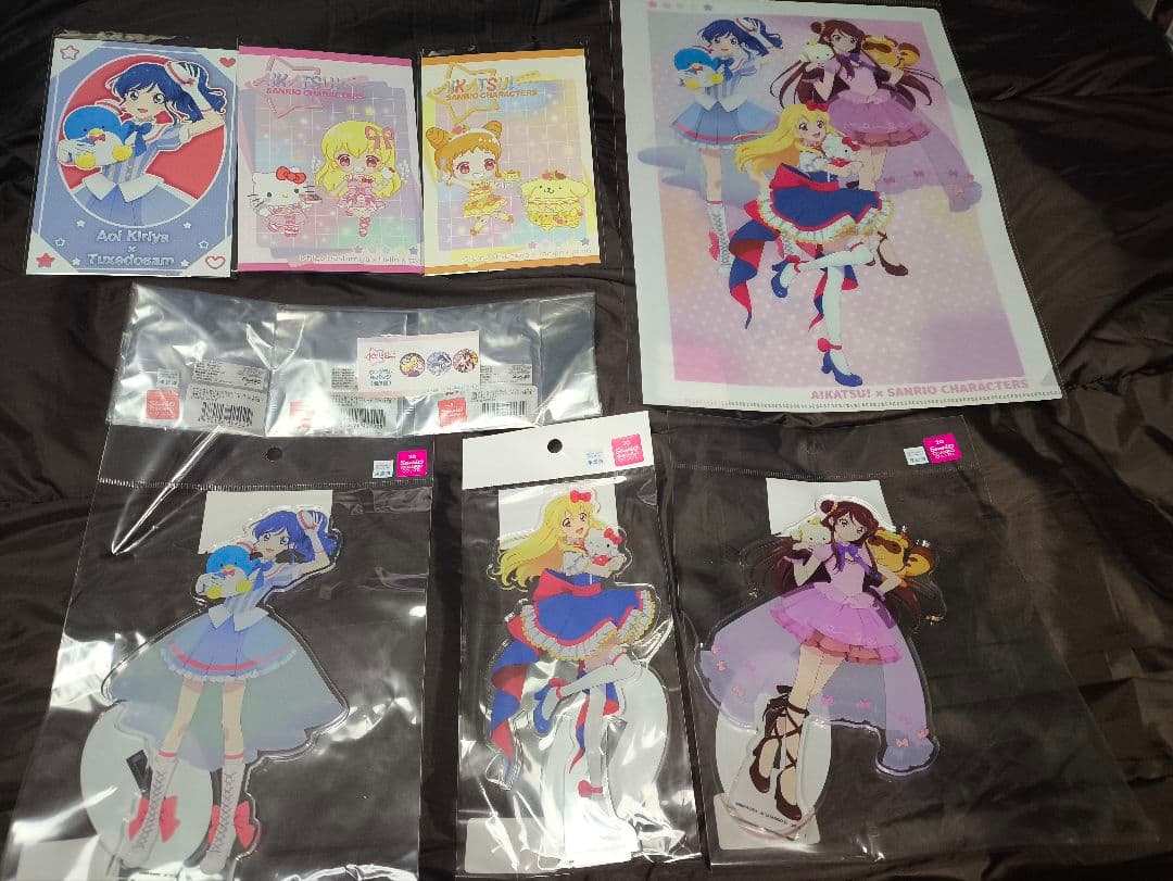 アイカツ　サンリオコラボ　アクリルスタンド　缶バッジ　星宮いちご　セット