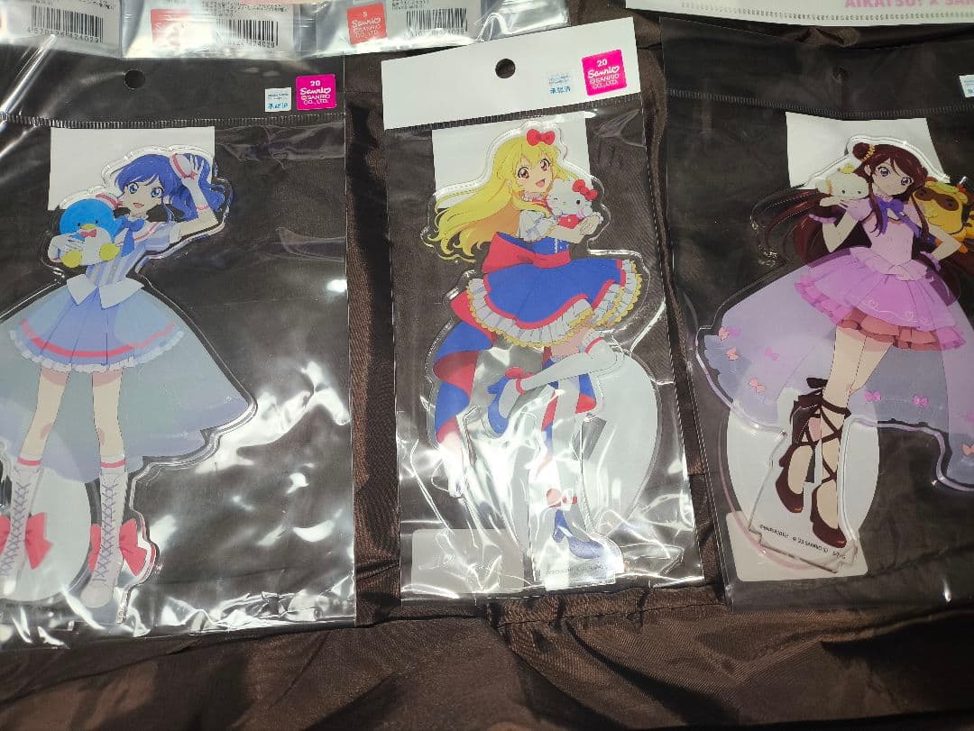 アイカツ　サンリオコラボ　アクリルスタンド　缶バッジ　星宮いちご　セット