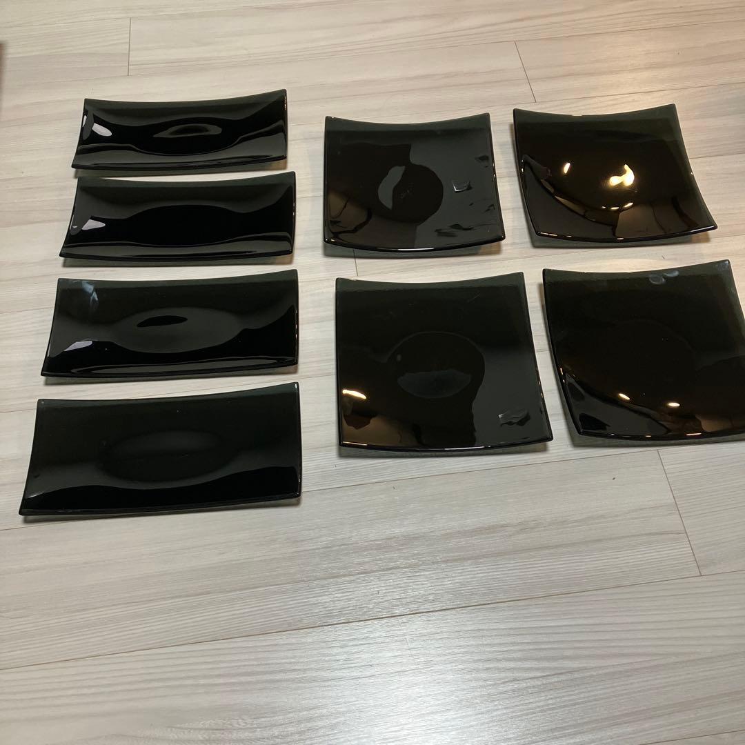 黒い四角形の皿 4枚、黒長方形の皿4枚、計8枚セット　ガラス　上品　黒器まとめ
