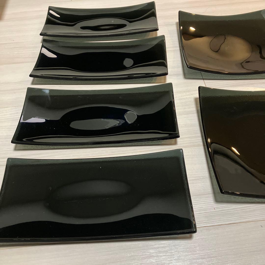 黒い四角形の皿 4枚、黒長方形の皿4枚、計8枚セット　ガラス　上品　黒器まとめ