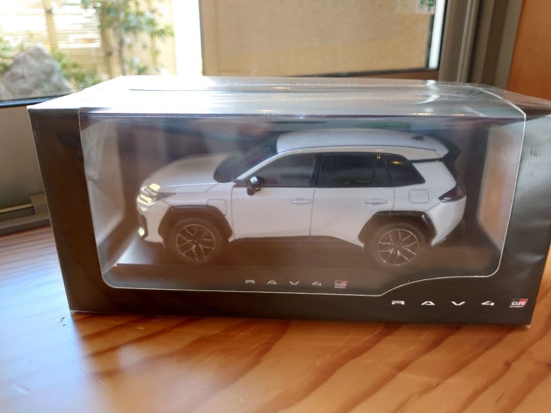 【2台】新型RAV4 GRスポーツ ブラックホワイト　ホワイト　カラーサンプル