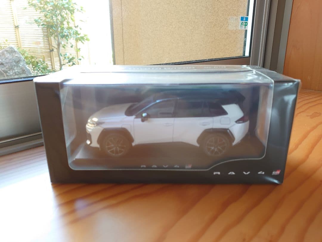 【2台】新型RAV4 GRスポーツ ブラックホワイト　ホワイト　カラーサンプル