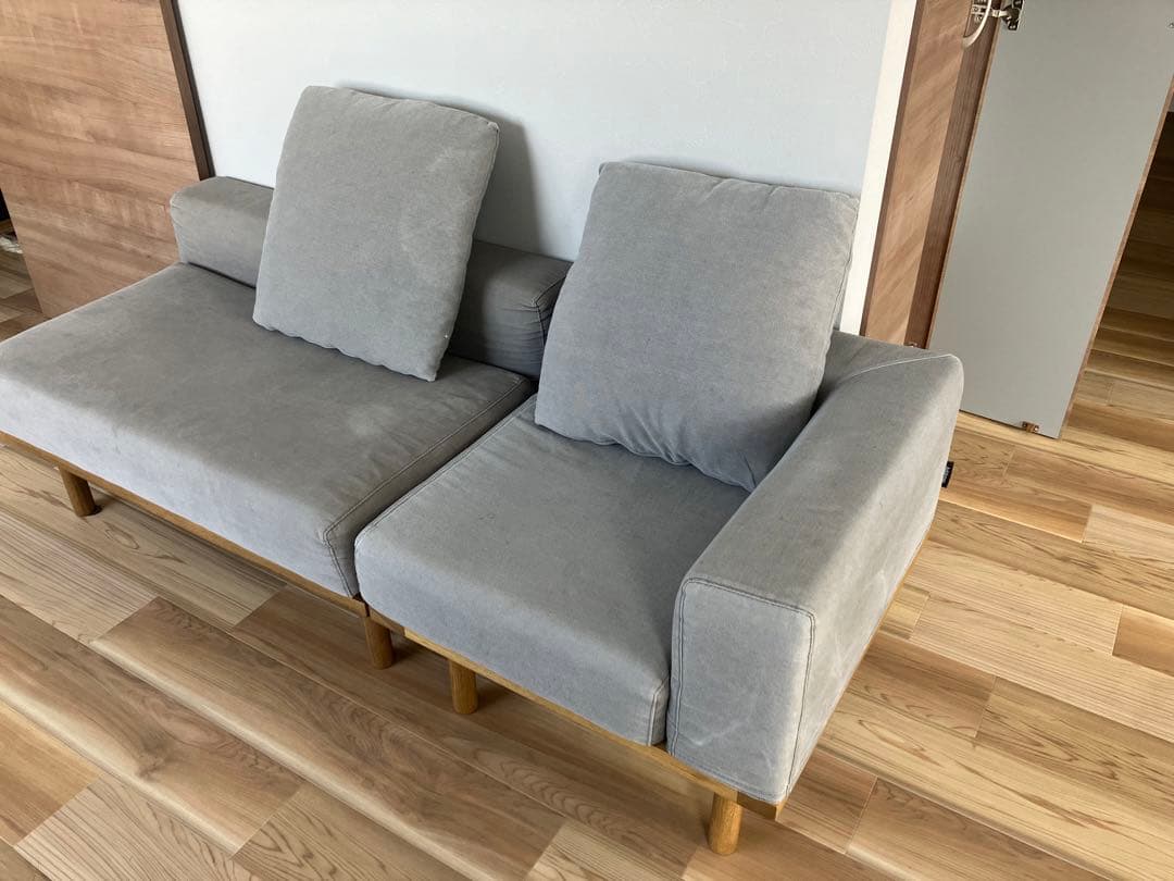 フライミー　Address グレーソファ クッション付き木製脚付き