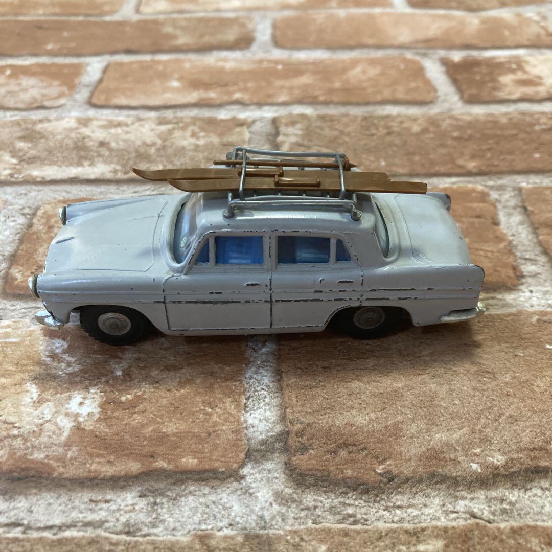 SPOT-ON AUSTIN A60 CAMBRIDGE 1/42スケール