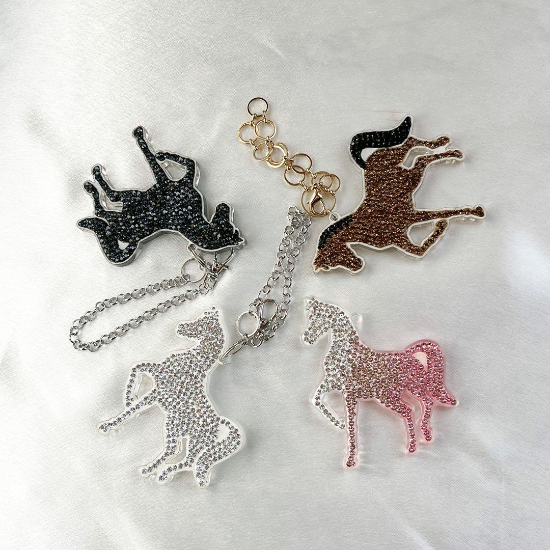 スワロフスキー 黒 馬 キーホルダー ハンドメイド 馬のチャーム 丙午午年