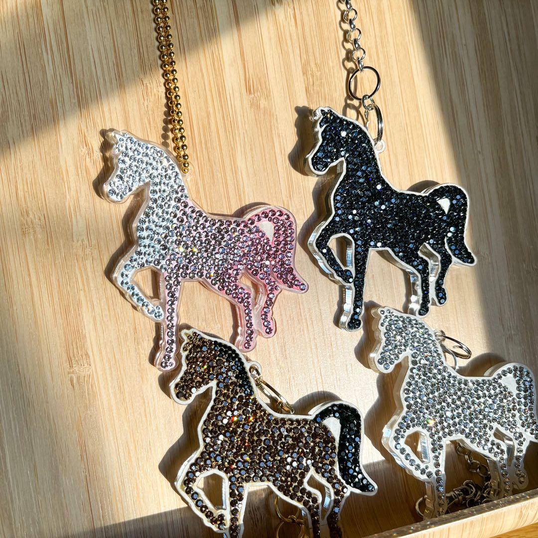 スワロフスキー 黒 馬 キーホルダー ハンドメイド 馬のチャーム 丙午午年