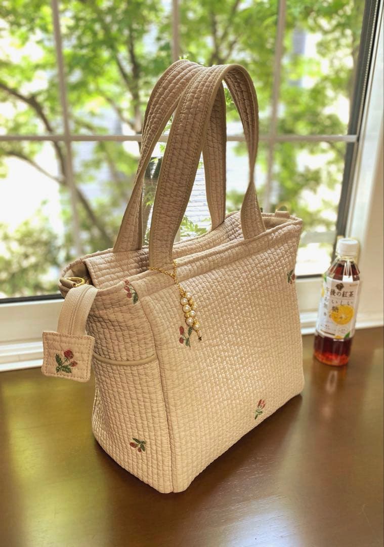 程よいサイズでポケットいっぱいヌビバッグ　ベージュ×いちご　ショルダーベルト付き