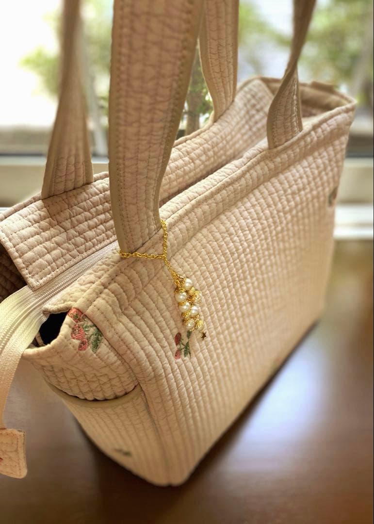 程よいサイズでポケットいっぱいヌビバッグ　ベージュ×いちご　ショルダーベルト付き