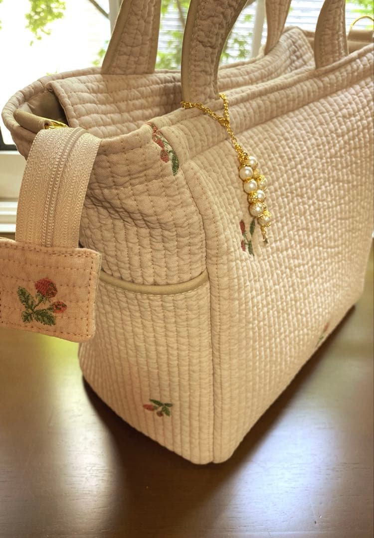 程よいサイズでポケットいっぱいヌビバッグ　ベージュ×いちご　ショルダーベルト付き