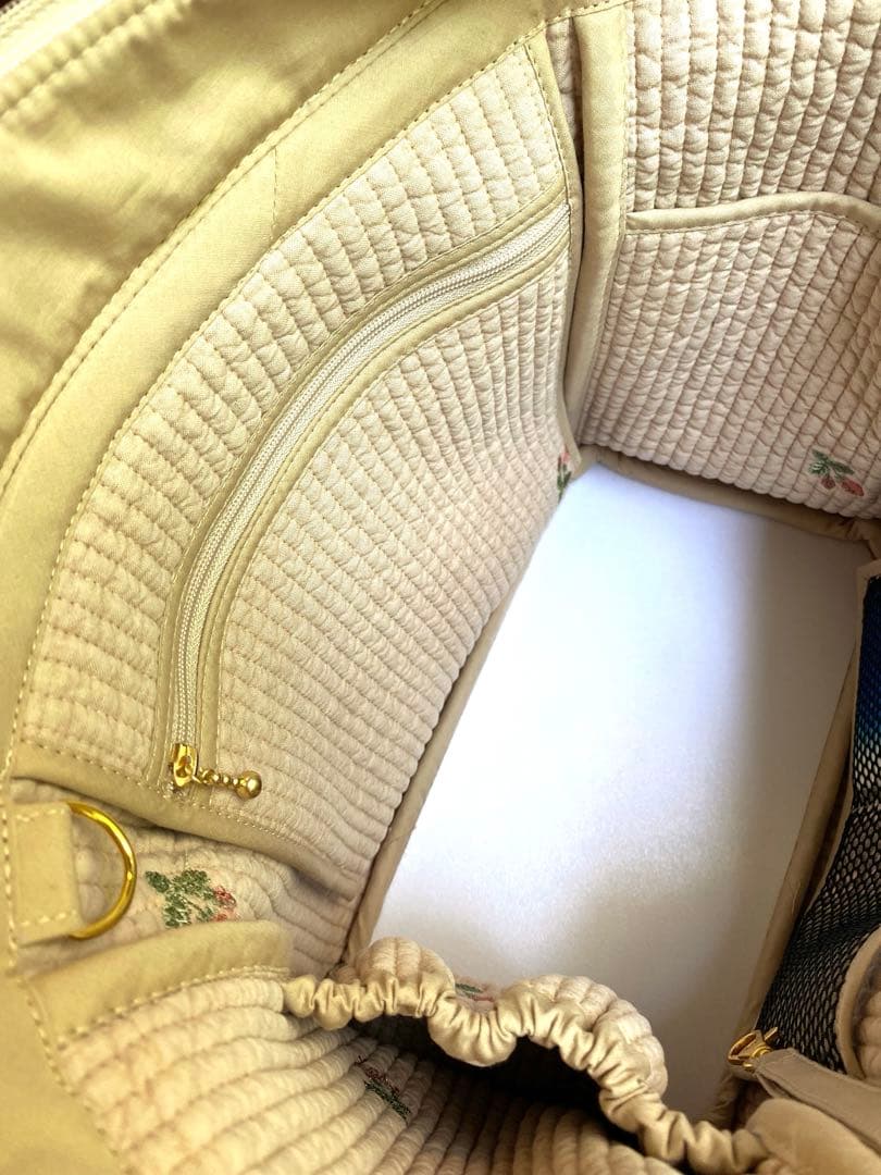 程よいサイズでポケットいっぱいヌビバッグ　ベージュ×いちご　ショルダーベルト付き