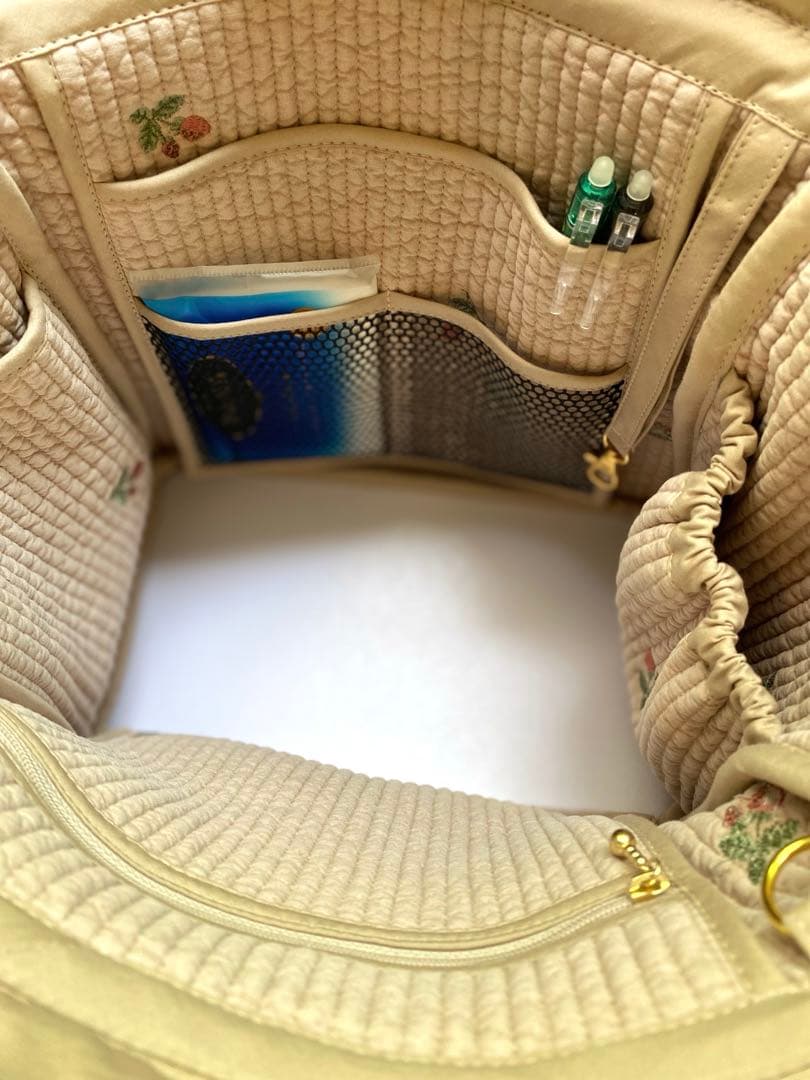 程よいサイズでポケットいっぱいヌビバッグ　ベージュ×いちご　ショルダーベルト付き