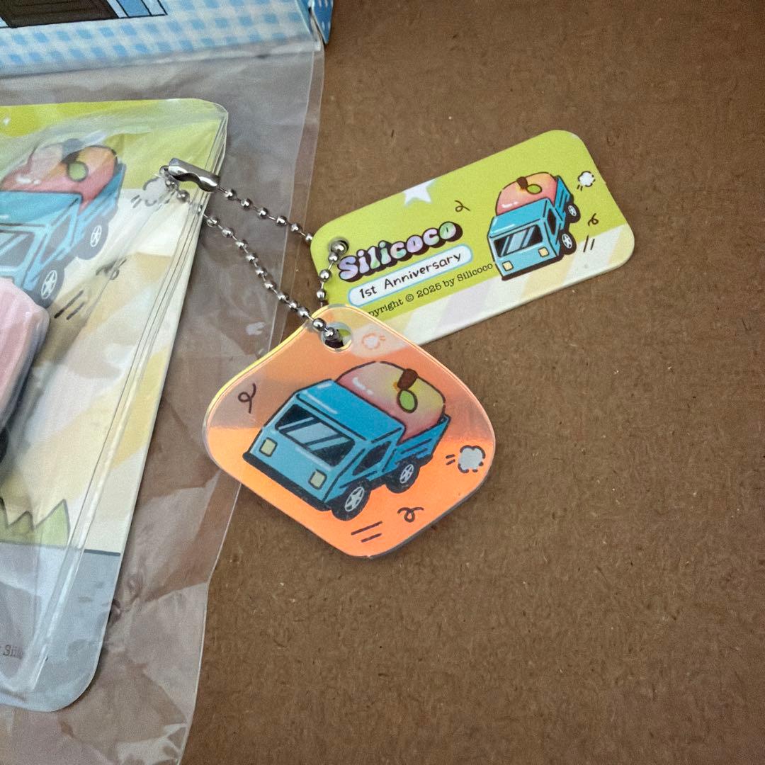 新品　アクリルキーホルダー付き　silicoco トラック　ぷにぷに　りんご