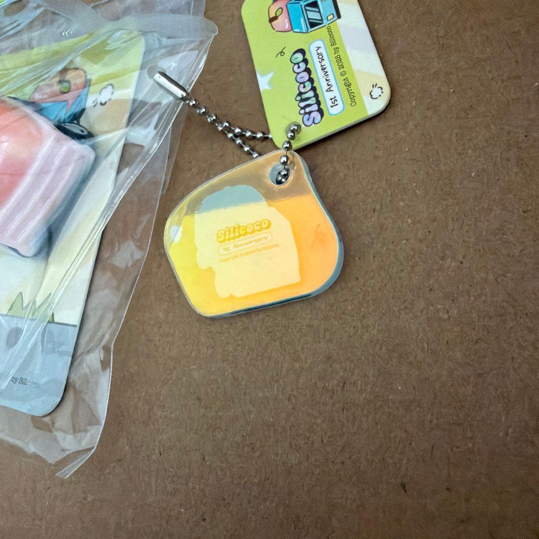 新品　アクリルキーホルダー付き　silicoco トラック　ぷにぷに　りんご