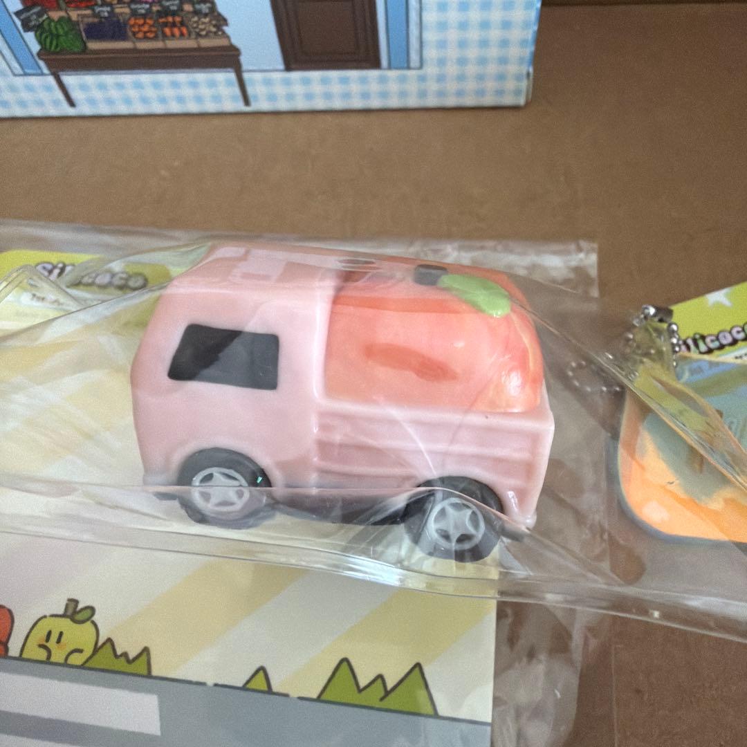 新品　アクリルキーホルダー付き　silicoco トラック　ぷにぷに　りんご