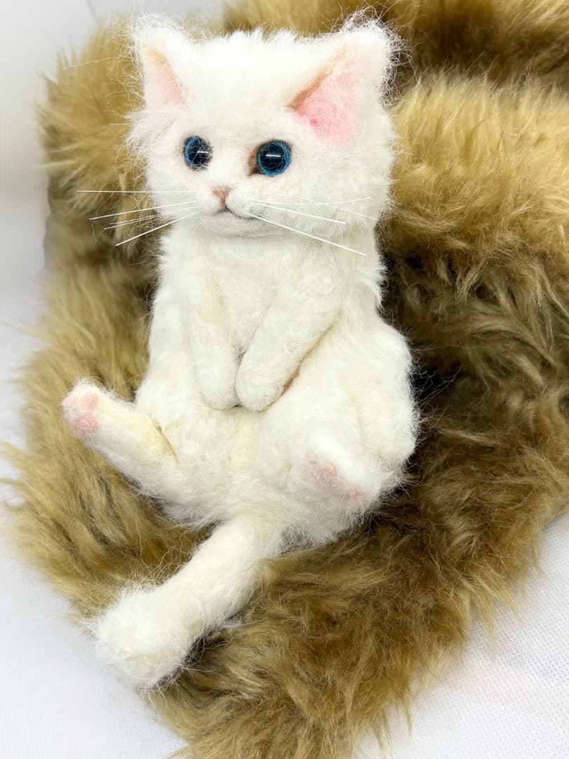 A猫 羊毛フェルトゴロンとしてる白猫【ハンドメイド 猫