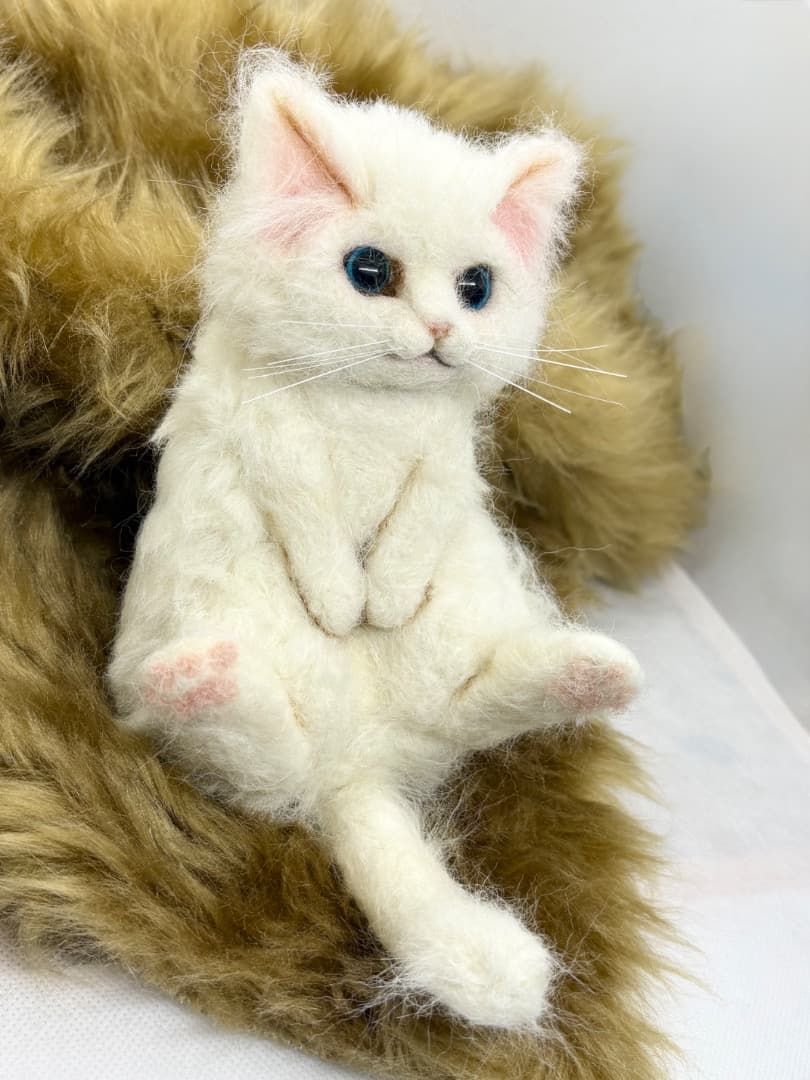 A猫 羊毛フェルトゴロンとしてる白猫【ハンドメイド 猫