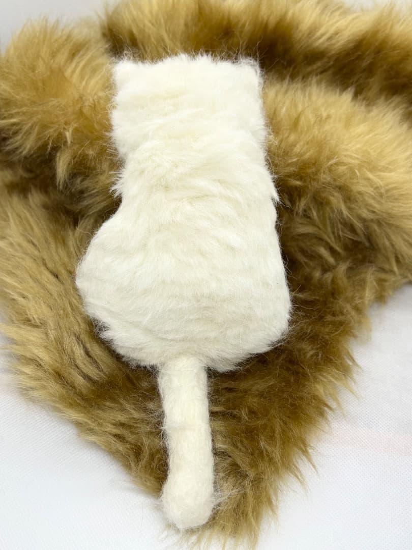 A猫 羊毛フェルトゴロンとしてる白猫【ハンドメイド 猫