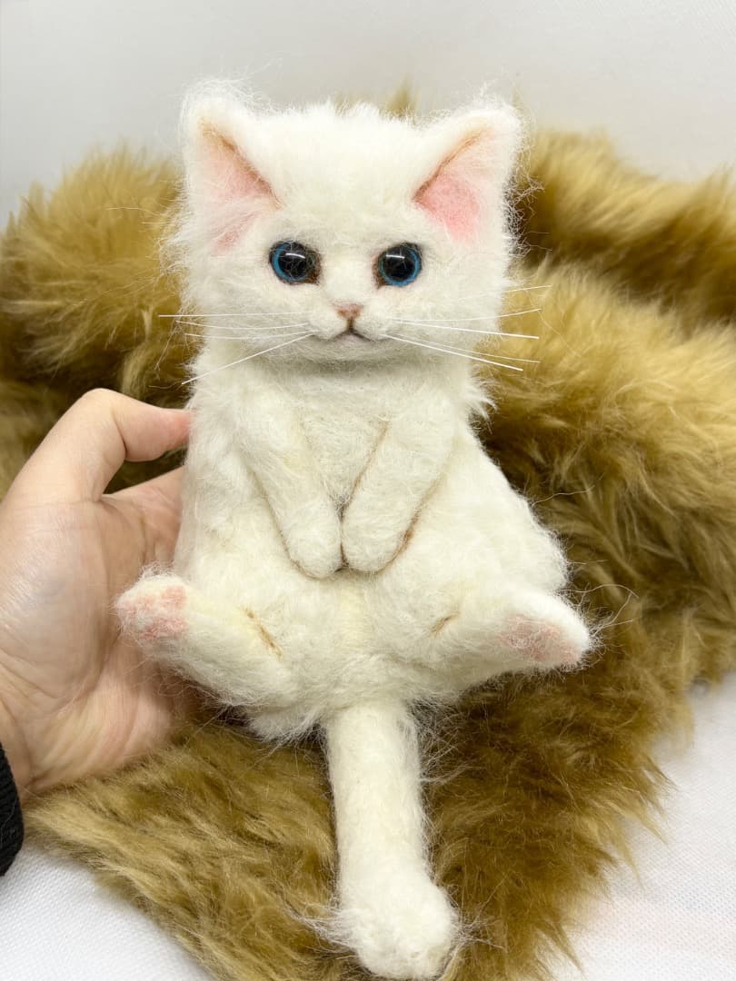 A猫 羊毛フェルトゴロンとしてる白猫【ハンドメイド 猫