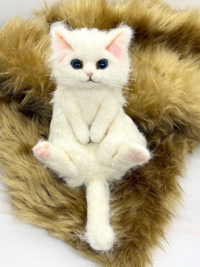 A猫 羊毛フェルトゴロンとしてる白猫【ハンドメイド 猫