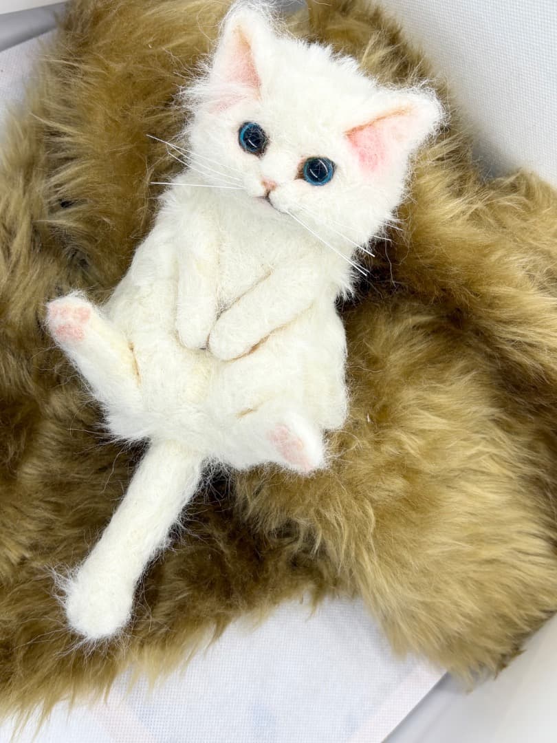 A猫 羊毛フェルトゴロンとしてる白猫【ハンドメイド 猫