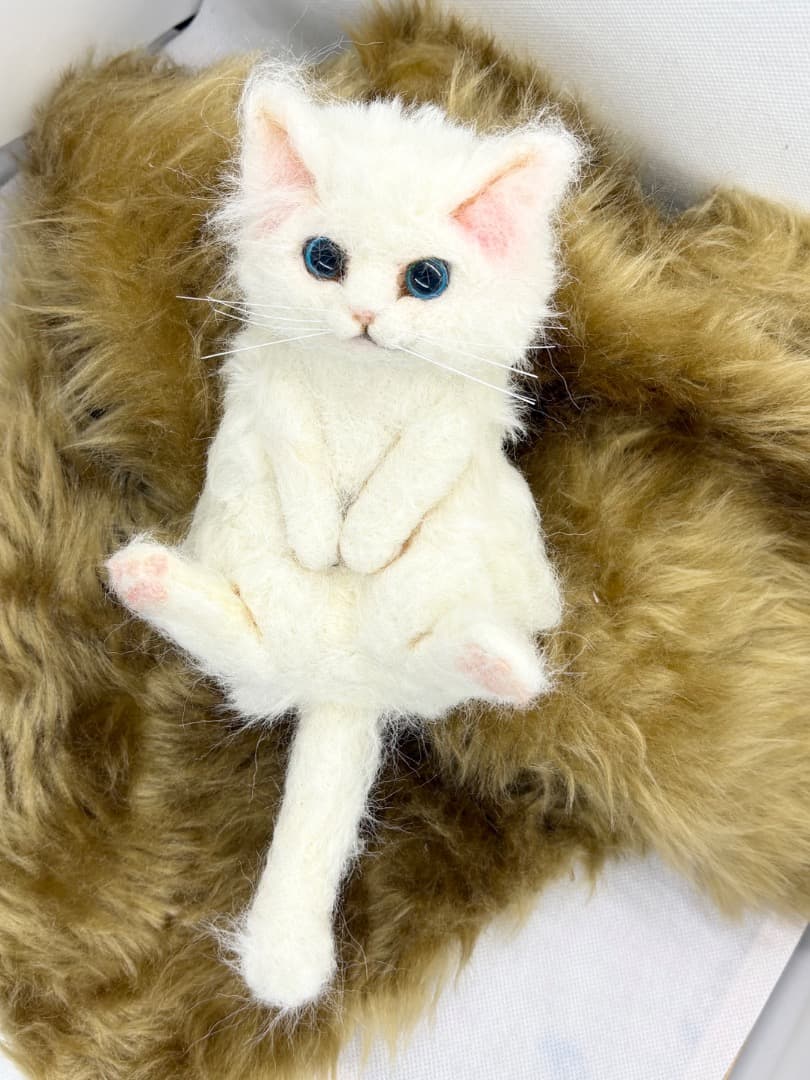 A猫 羊毛フェルトゴロンとしてる白猫【ハンドメイド 猫