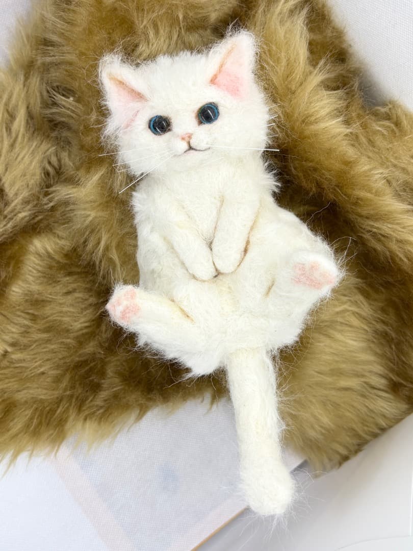 A猫 羊毛フェルトゴロンとしてる白猫【ハンドメイド 猫
