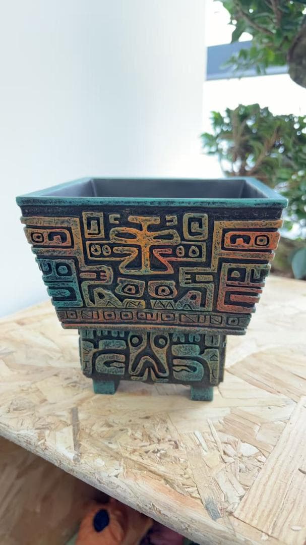 米国購入】古代文明デザイン 蝶紋様の鼎プランター 自動給水 複合樹脂 手作り