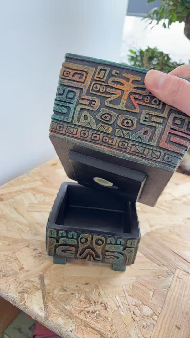 米国購入】古代文明デザイン 蝶紋様の鼎プランター 自動給水 複合樹脂 手作り