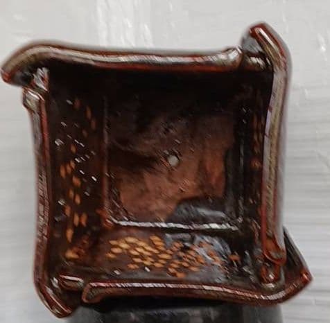 穴あきデザインの茶色の立方体