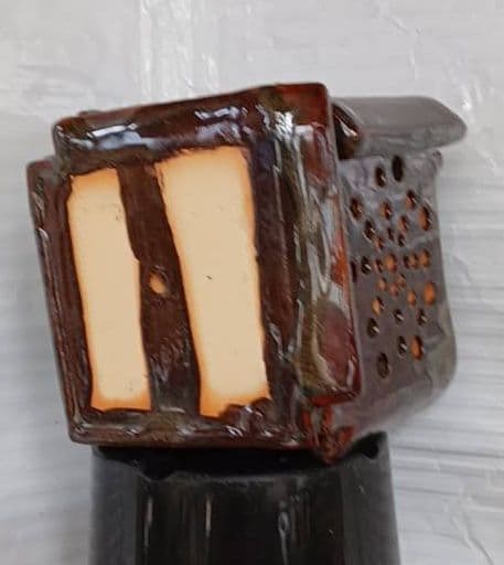 穴あきデザインの茶色の立方体