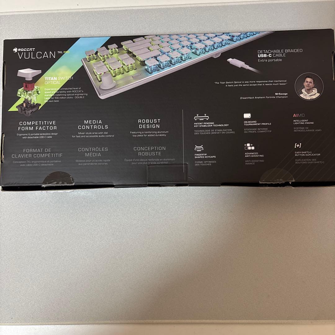 小川優香ROCCAT VULCAN TKLPRO