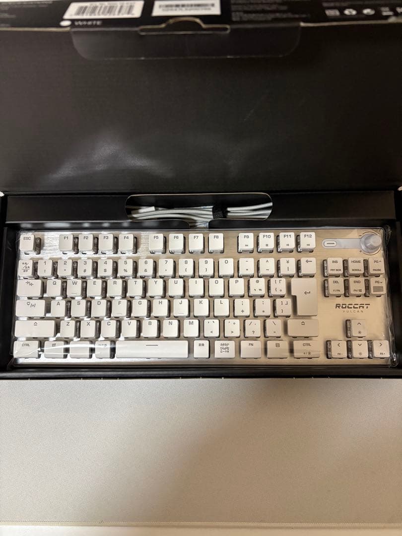 小川優香ROCCAT VULCAN TKLPRO