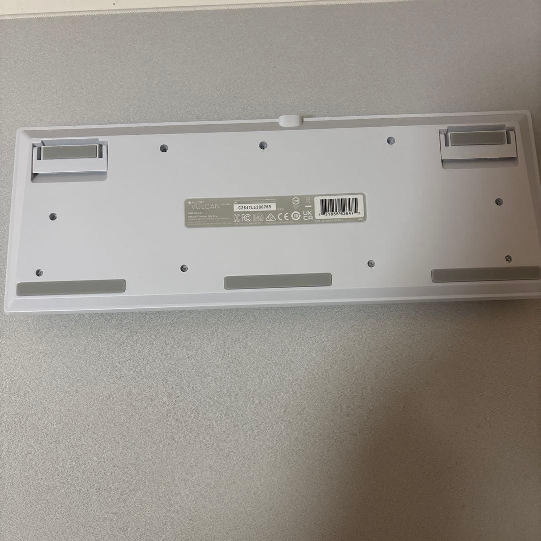 小川優香ROCCAT VULCAN TKLPRO