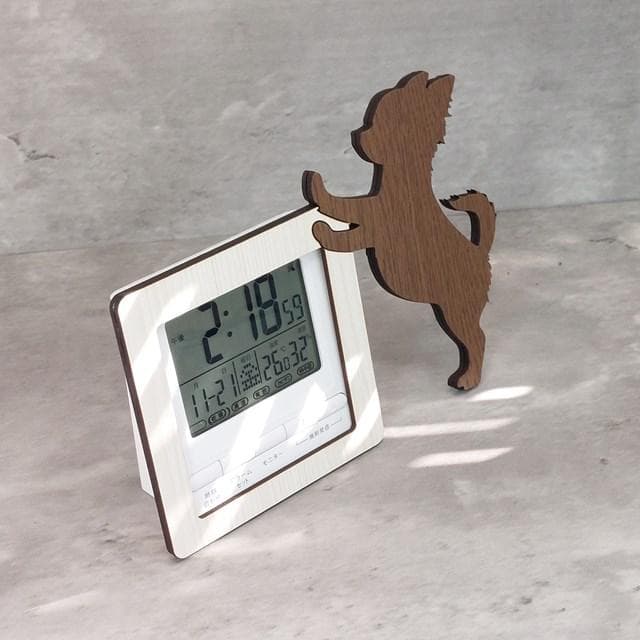 【電波時計】ワンちゃんが寄り添う電波デジタル時計 ― チワワ　茶色