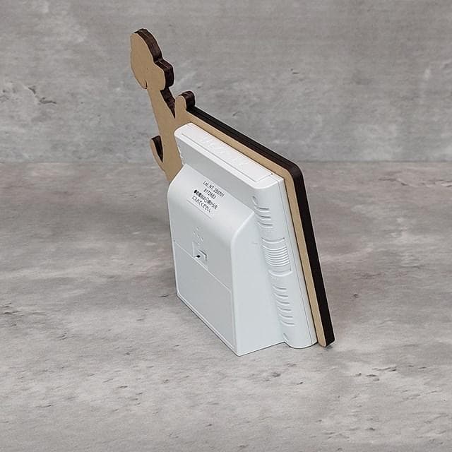 【電波時計】ワンちゃんが寄り添う電波デジタル時計 ― チワワ　茶色