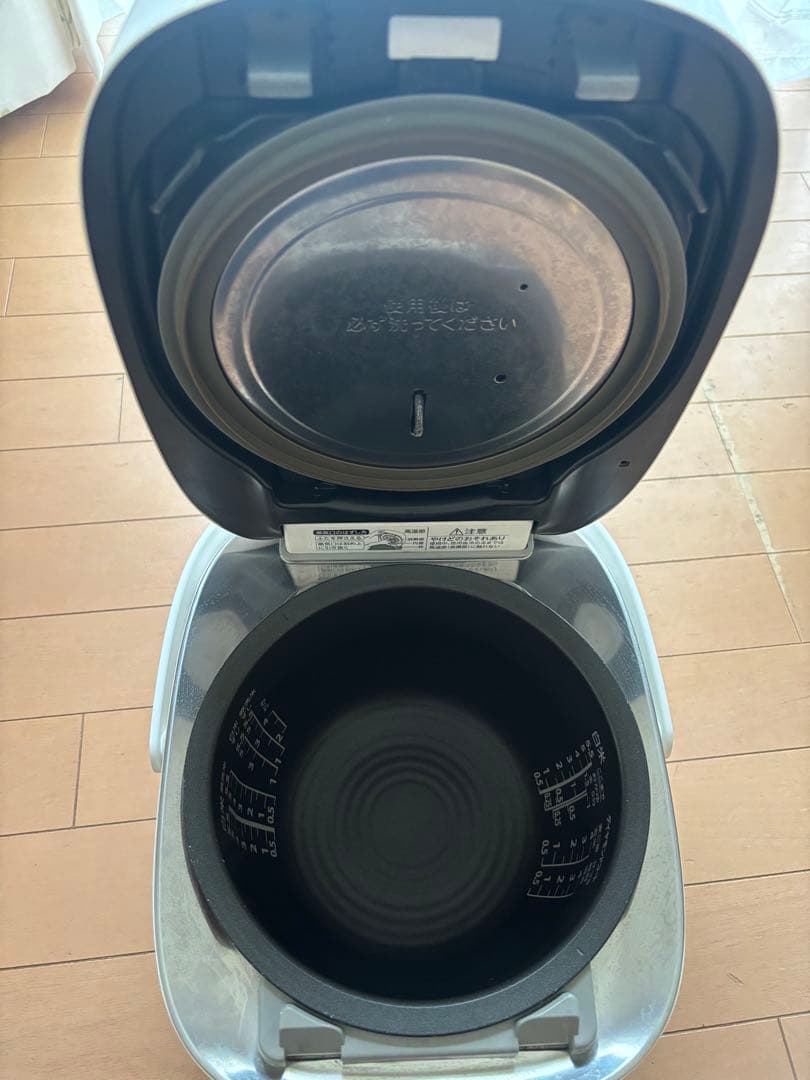 TOSHIBA 炊飯器 真空圧力IH 5.5合　RC-10VSP鍛造かまど銅釜