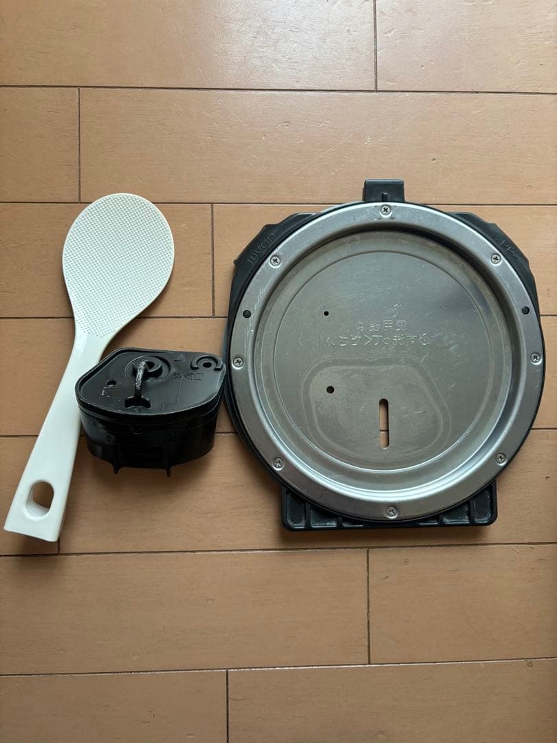 TOSHIBA 炊飯器 真空圧力IH 5.5合　RC-10VSP鍛造かまど銅釜