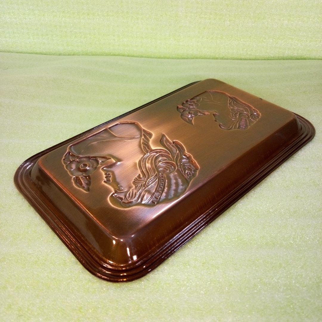 女性の横顔とお花をモチーフにした装飾的なトレイ　銅製？　銅メッキ？　ブロンズ？