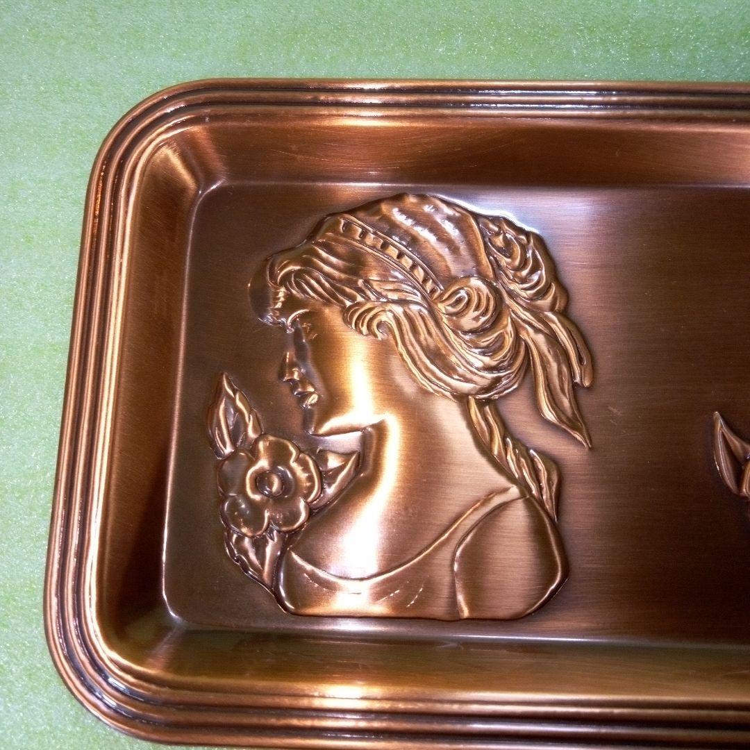 女性の横顔とお花をモチーフにした装飾的なトレイ　銅製？　銅メッキ？　ブロンズ？